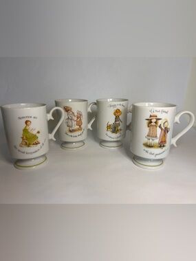 1974 Holly Hobbie 4 Porcelain Coffee Footed Mugs Cottagecore Japan Vintage Cute